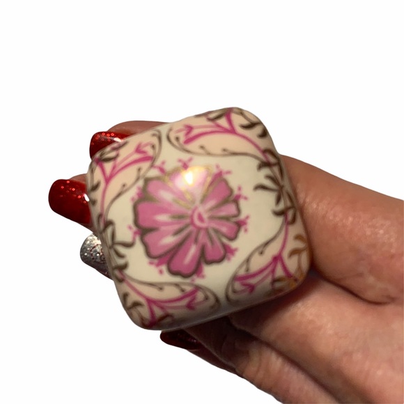 🔥NEW!🔥 ANTHROPOLOGIE FLORAL CERAMIC KNOBS 8 - Picture 3 of 5